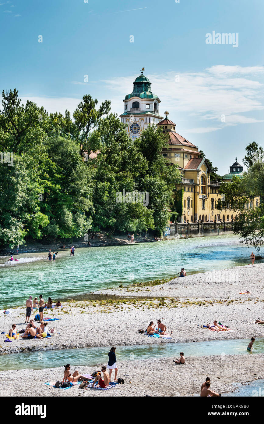 Edificio del Müllersches Volksbad piscina coperta con il fiume Isar, Monaco di Baviera, Baviera, Baviera, Germania Foto Stock