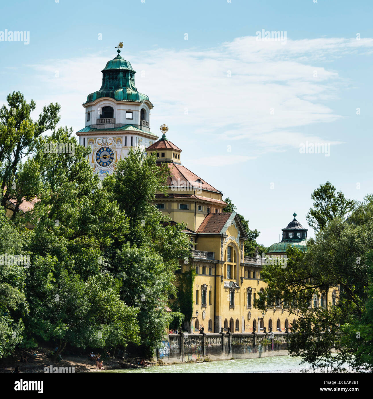 Edificio del Müllersches Volksbad piscina coperta con il fiume Isar, Monaco di Baviera, Baviera, Baviera, Germania Foto Stock