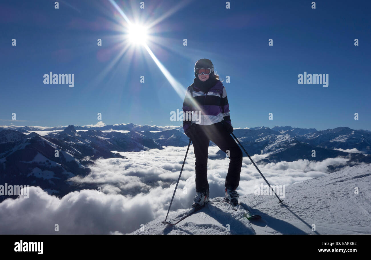 Giovane donna con attrezzature da sci contro Alpi, Austria Foto Stock