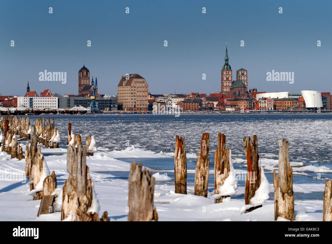 Centro storico di Stralsund in inverno, Dänholm, Stralsund, Meclemburgo-Pomerania Occidentale, Germania Foto Stock