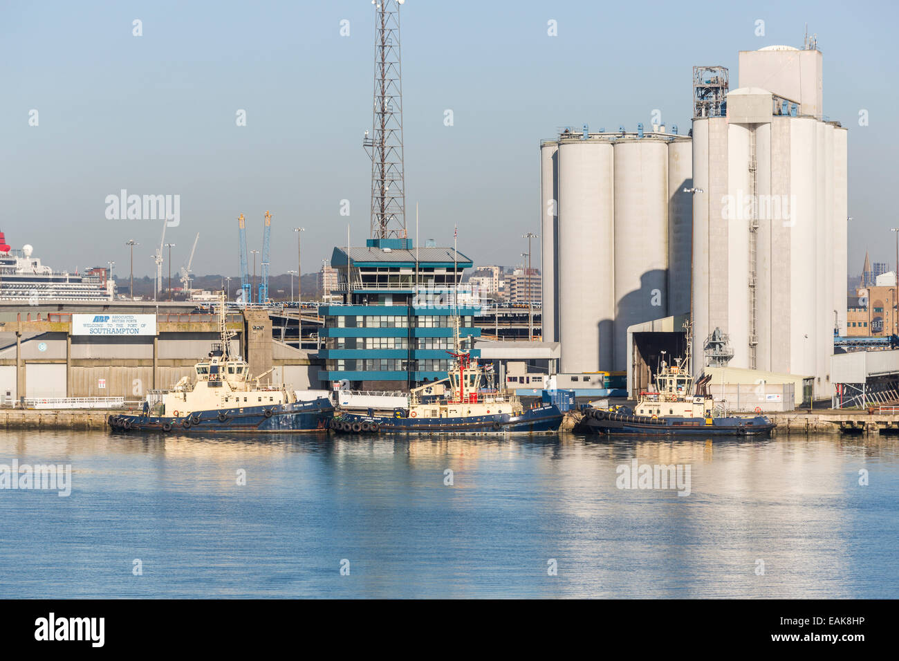 Rimorchiatori ormeggiata in banchina, Southampton Docks, Porto di Southampton, il Solent, Hampshire, Regno Unito Foto Stock