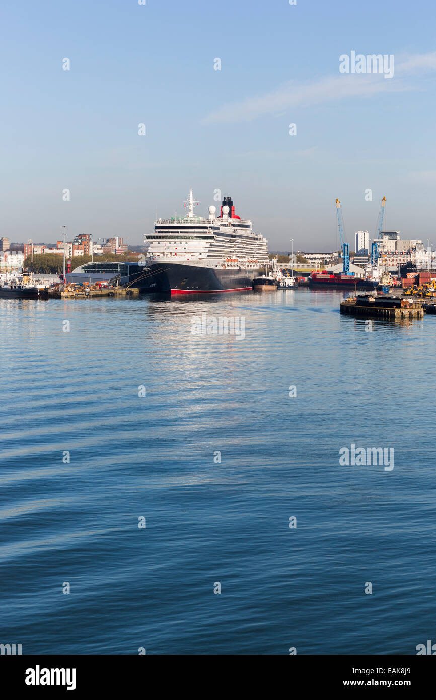 La Cunard crociera "Queen Victoria" ormeggiato a Southampton Docks sul Solent, Hampshire, Regno Unito Foto Stock