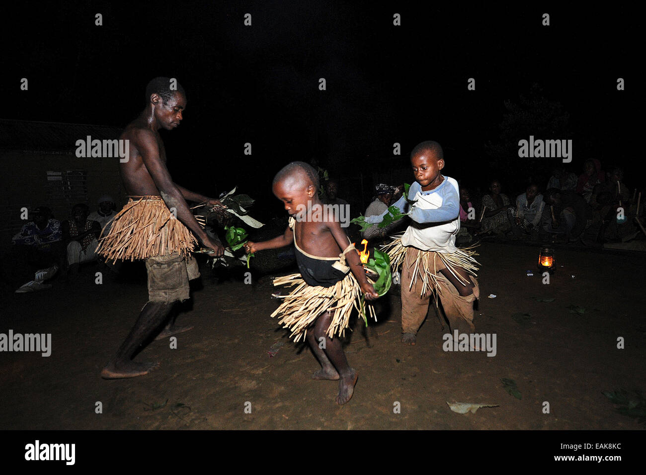 I pigmei dell'Bakola la gente celebra con il canto e la danza, di notte, Manaya, regione sud, Camerun Foto Stock