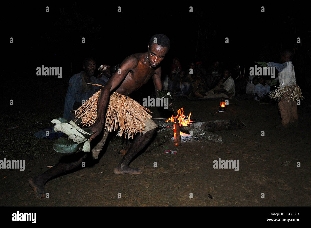I pigmei dell'Bakola la gente celebra con il canto e la danza, di notte, Manaya, regione sud, Camerun Foto Stock