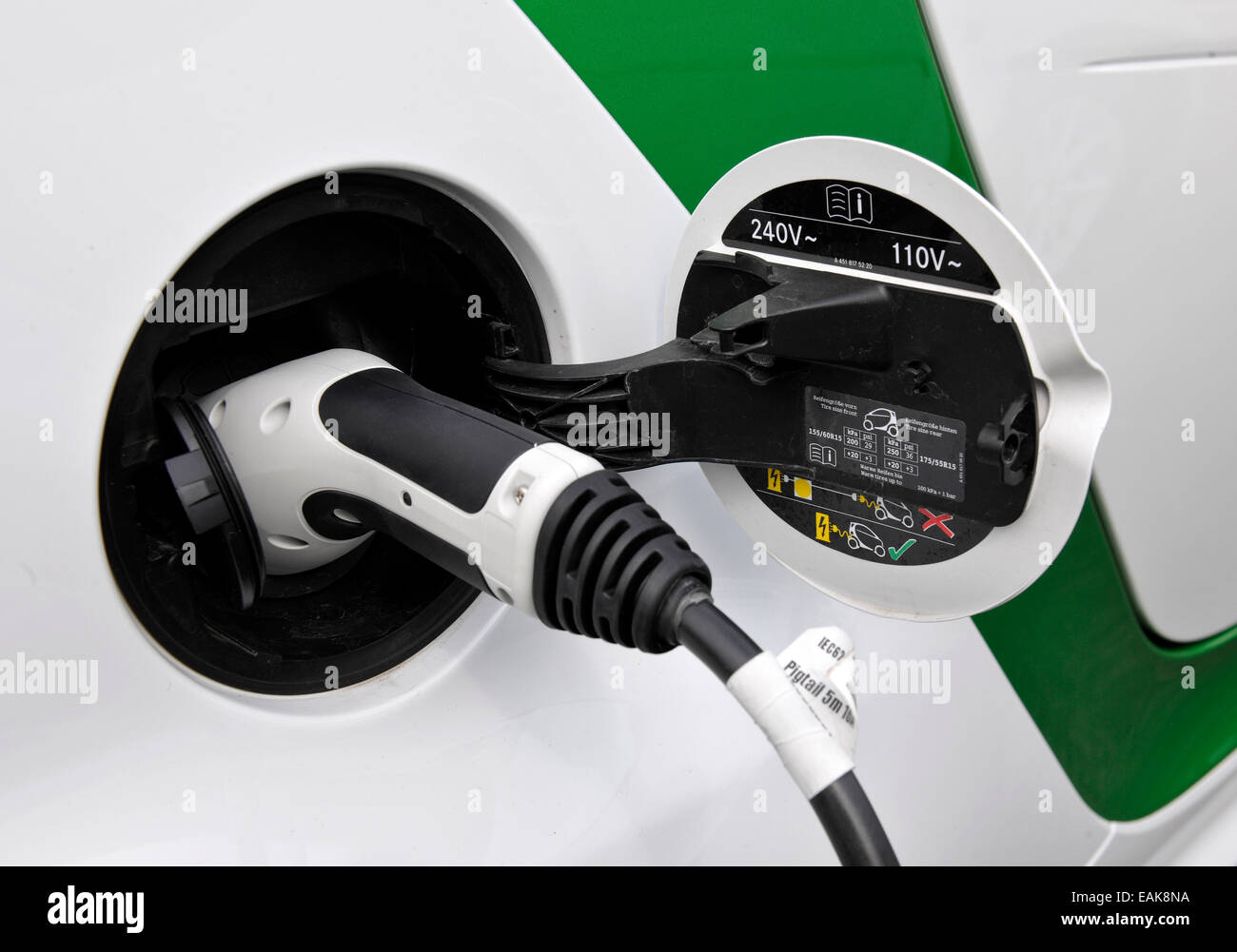 Il tappo del serbatoio del combustibile e tappo di un elettrico Smart, Zurigo, Cantone di Zurigo, Svizzera Foto Stock