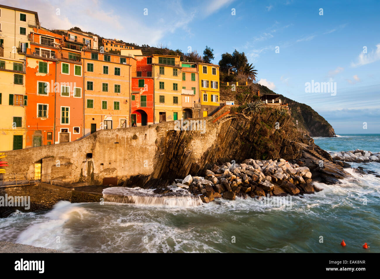 Case colorate sulla costa rocciosa, dichiarato patrimonio culturale mondiale dall'UNESCO, Riomaggiore Cinque Terre Liguria, Italia Foto Stock