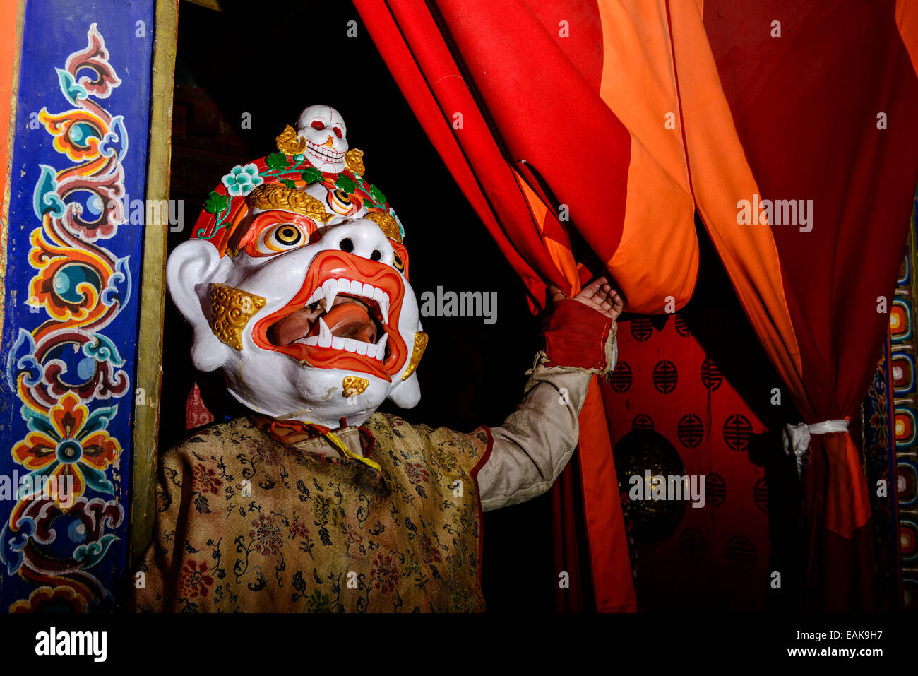 Maschera di legno utilizzato dai monaci per danze rituali durante il Festival di Hemis, Hemis, Ladakh, Jammu e Kashmir India Foto Stock