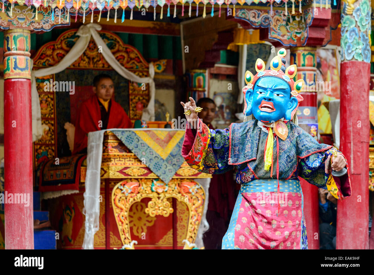 Monaco esecuzione rituale mask dance, descrivendo storie fin dai primi giorni del Buddismo, durante il Festival di Hemis, Hemis, Ladakh Foto Stock