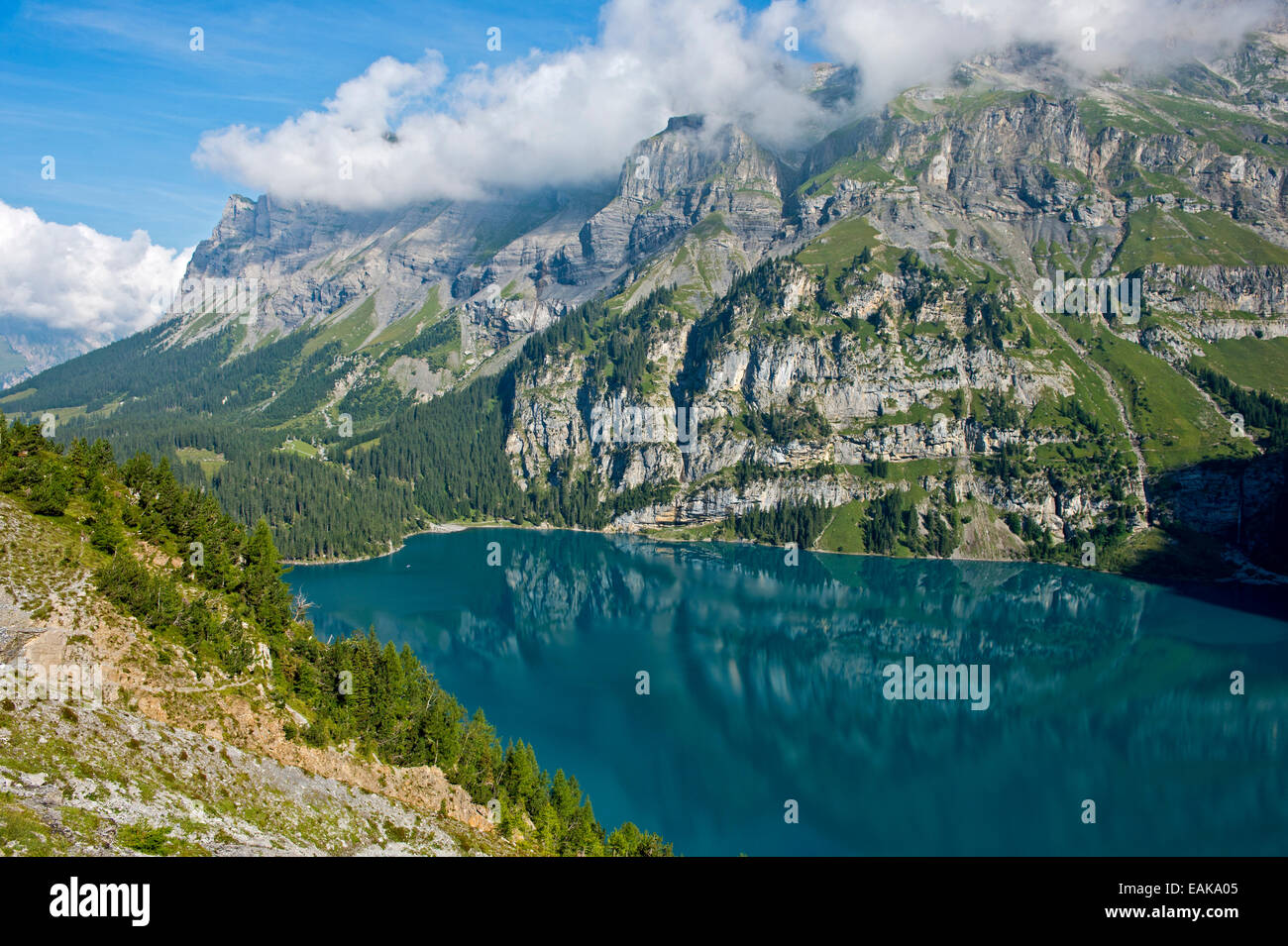 Il lago di Oeschinen nel Patrimonio naturale Unesco delle alpi svizzere, Kandersteg, Oberland bernese, il Cantone di Berna Foto Stock