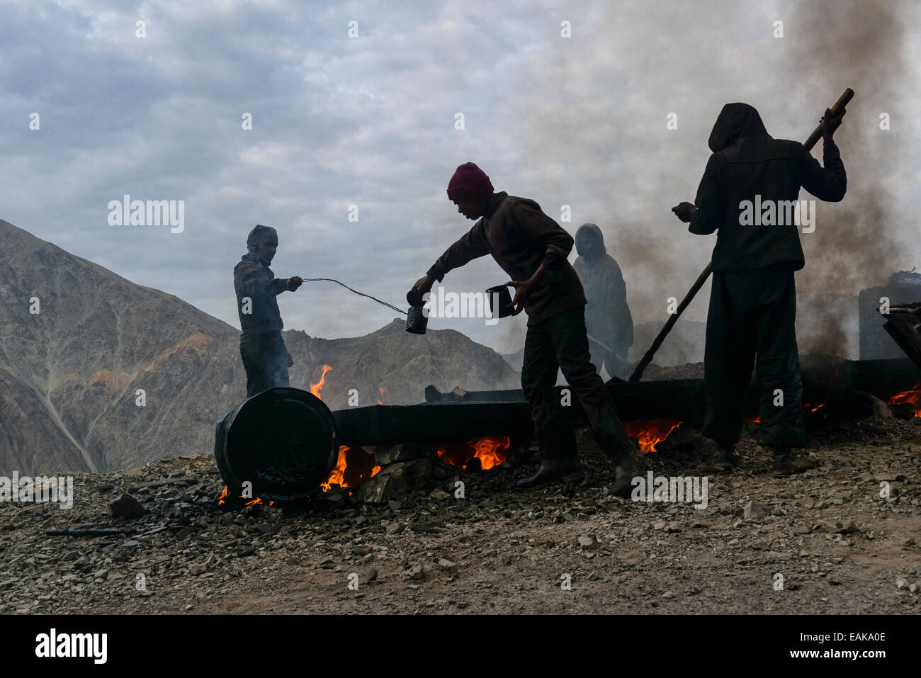 La costruzione di strade e opere di fatto sotto molto insalubri condizioni per i lavoratori, Lamayuru, Ladakh, Jammu e Kashmir India Foto Stock