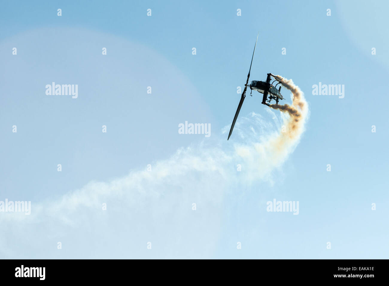 Un elicottero, rilasciando fumo, si eseguono acrobazie in aria, Zeltweg, Steiermark, Austria Foto Stock