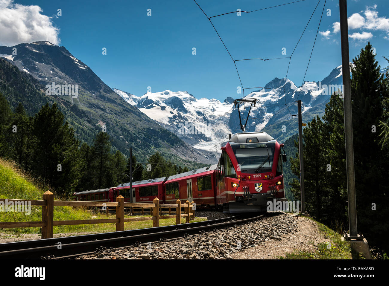 Bernina Express, Raethische Bahn, Bernina o gruppo Bernina gamma al retro del Bernina, Pontresina, Canton Grigioni Foto Stock