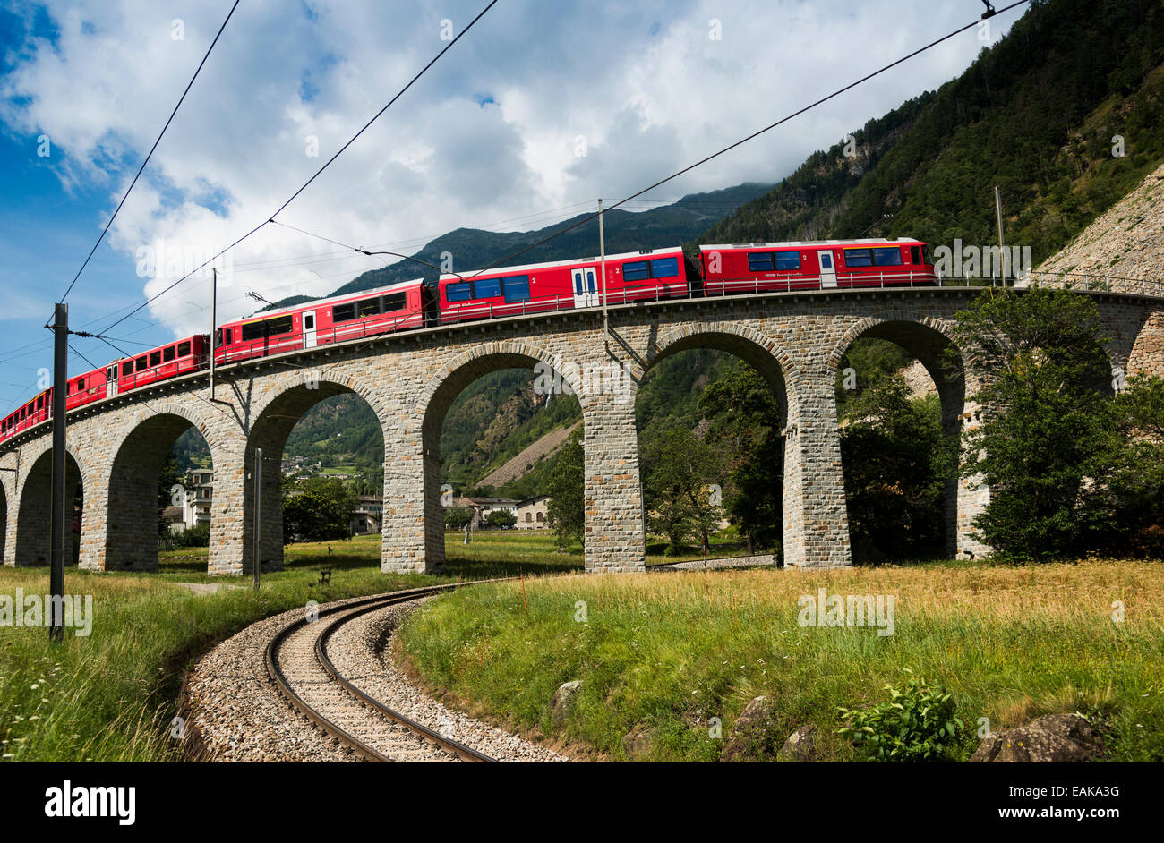 Il viadotto circolare di Brusio, Ferrovia Retica, Bernina Express, Brusio del Cantone dei Grigioni, Svizzera Foto Stock