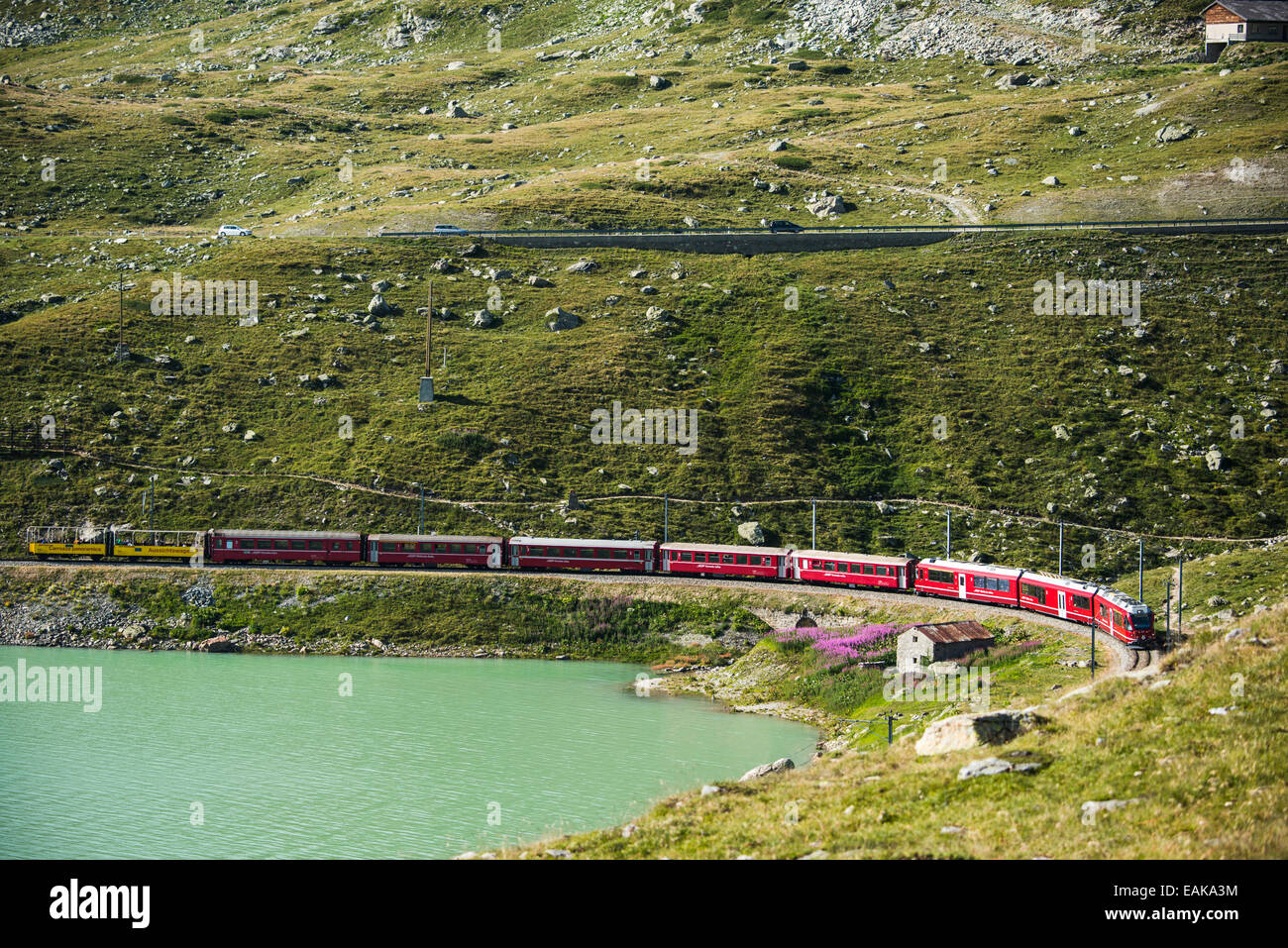 Ferrovia Retica, Bernina Express al Lago Bianco lago, del Bernina, Pontresina, nel Canton Grigioni, Svizzera Foto Stock