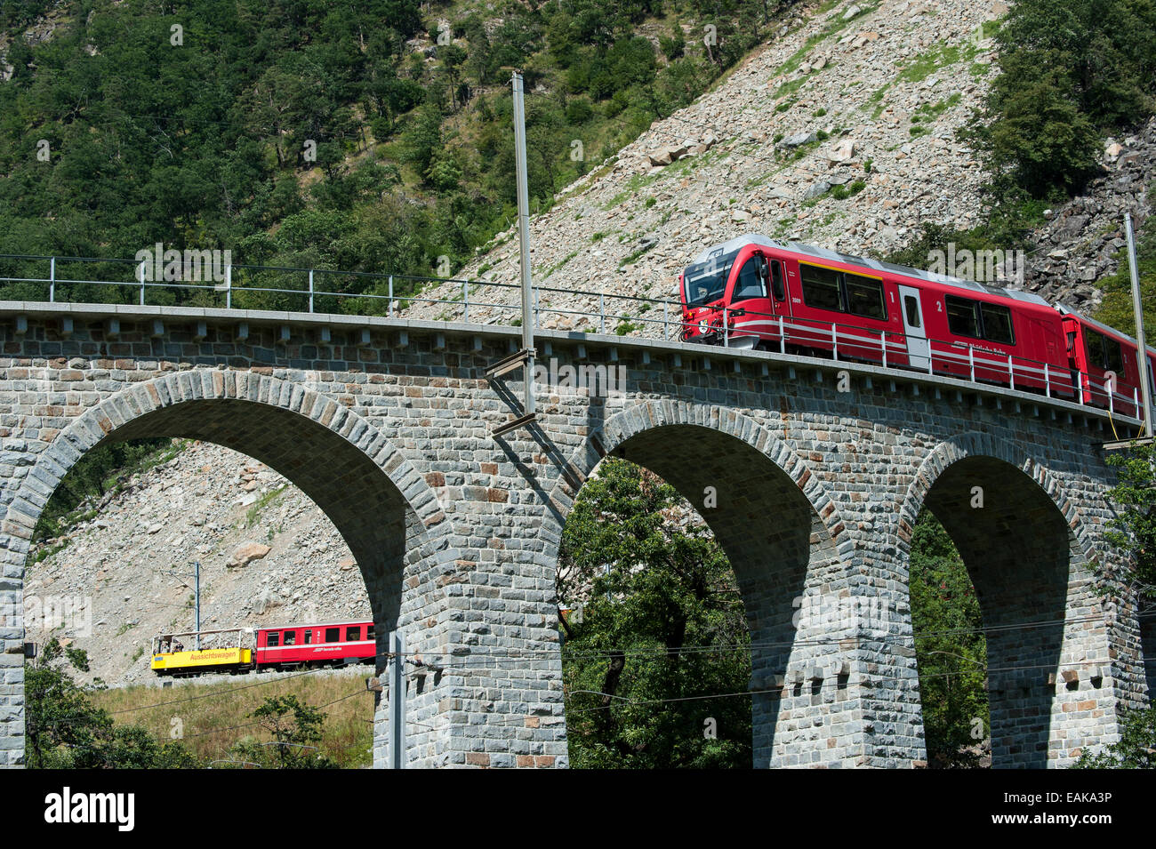 Il viadotto circolare di Brusio, Ferrovia Retica, Bernina Express, Brusio del Cantone dei Grigioni, Svizzera Foto Stock