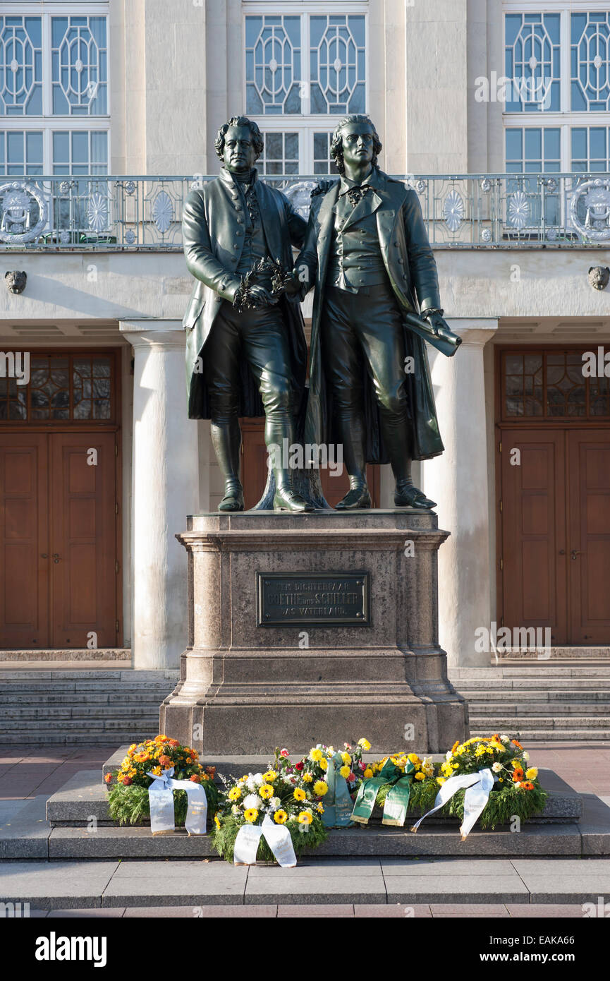 Monumento Goethe-Schiller, corone alla base, Weimar, Turingia, Germania Foto Stock