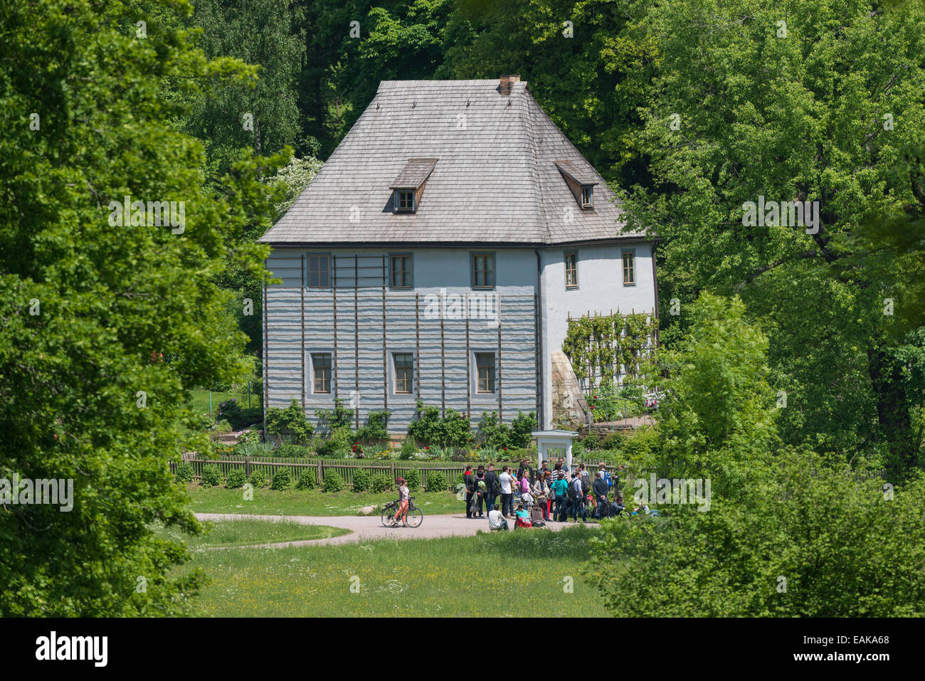 Il Goethe garden house, un gruppo di visitatori davanti, Parco an der Ilm, Weimar, Turingia, Germania Foto Stock