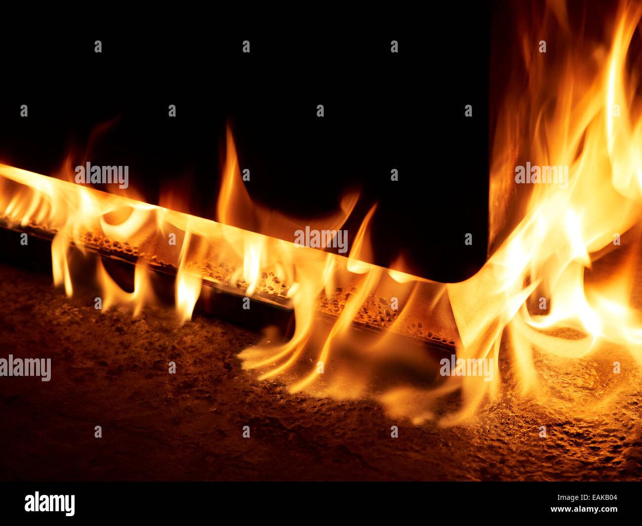 Set di cassetti sul fuoco travolto in fiamme Foto Stock