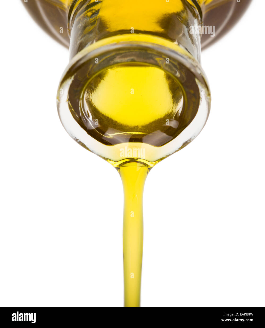 Versare olio da una bottiglia Foto Stock