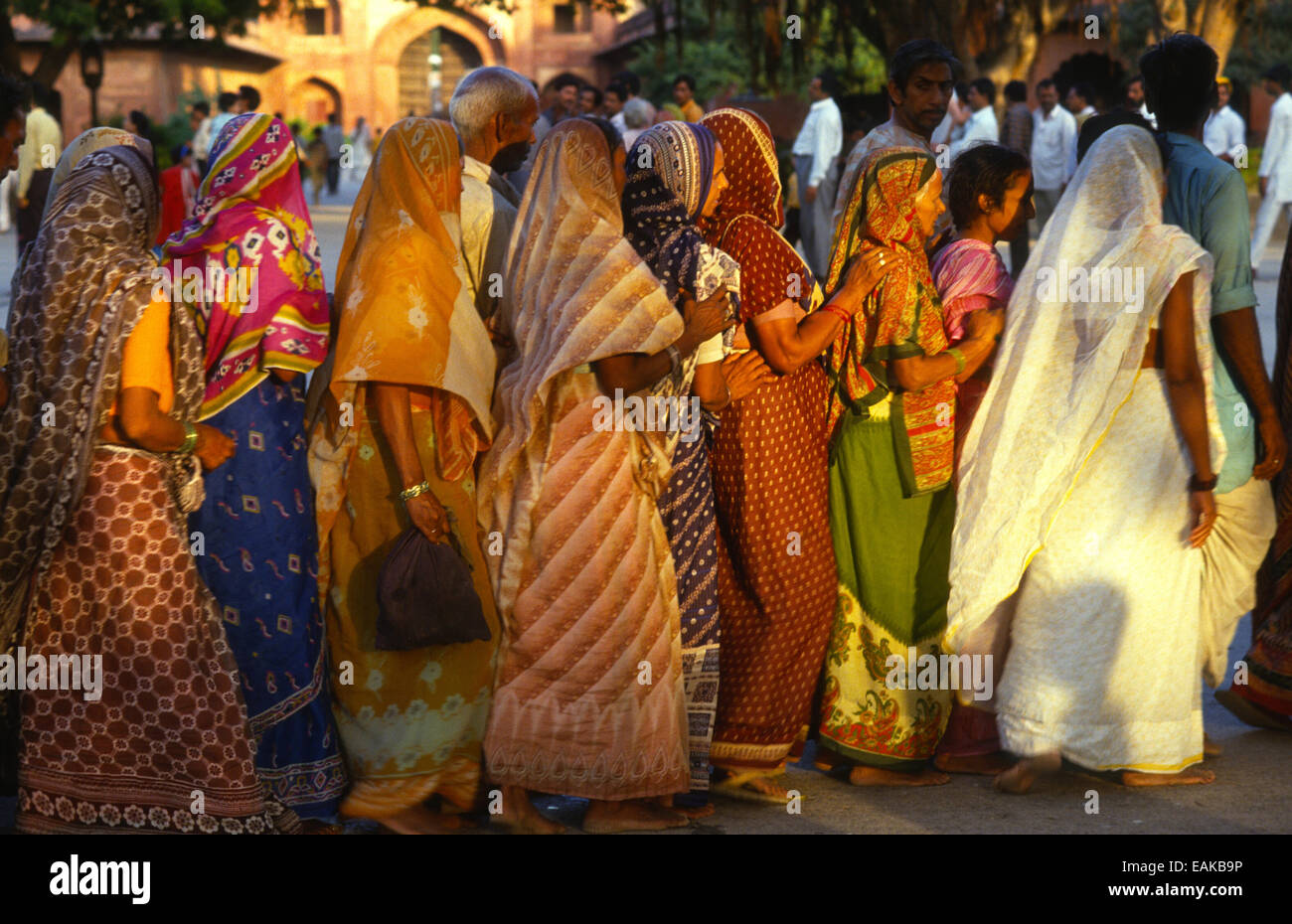 Visitatori colorati al Taj Mahal di Agra in India Foto Stock