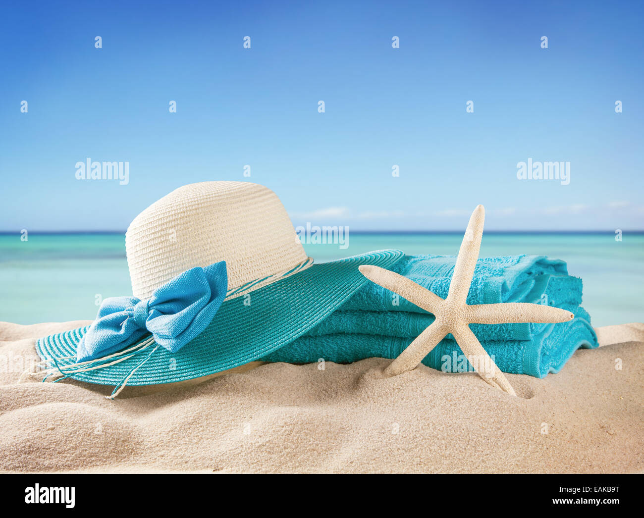 Concetto di estate con accessori per il nuoto e il mare di sfocatura sullo  sfondo Foto stock - Alamy