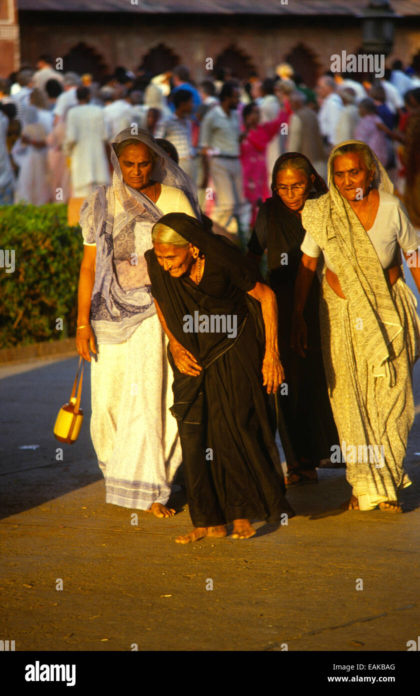 Visitatori colorati al Taj Mahal di Agra in India Foto Stock