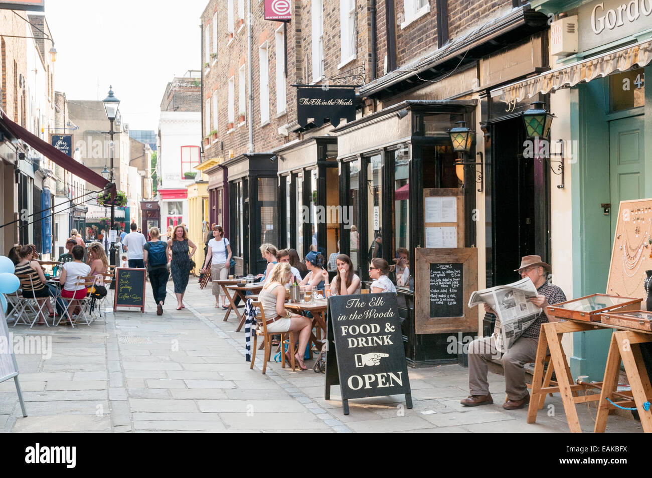Negozi e caffetterie in Camden Passage, Islington, London, England, Regno Unito Foto Stock