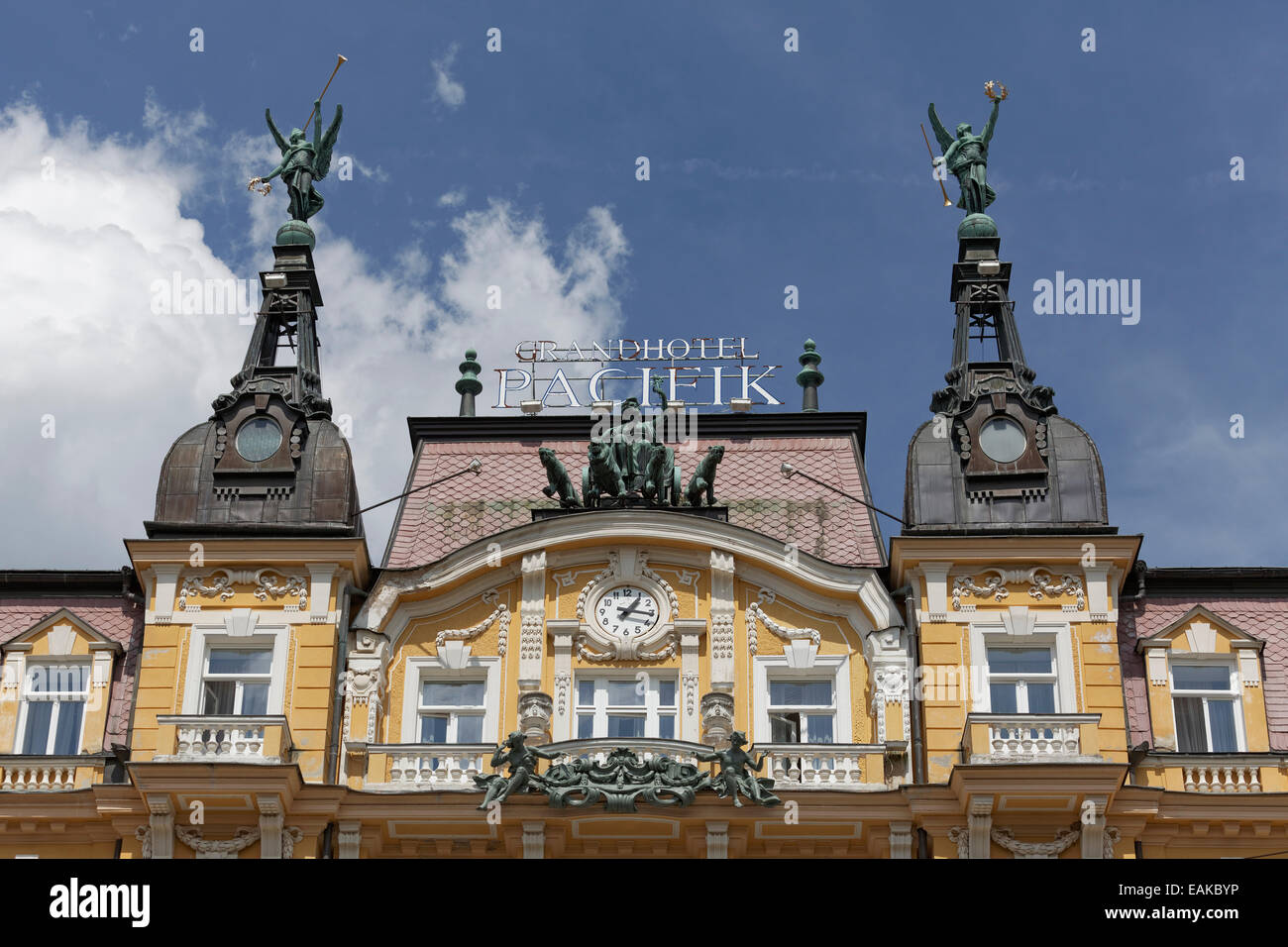 Decorazione figurativa e un orologio, una facciata storica, Grand Hotel Pacifik, Mariánské Lázně, Regione di Karlovy Vary, Boemia Foto Stock