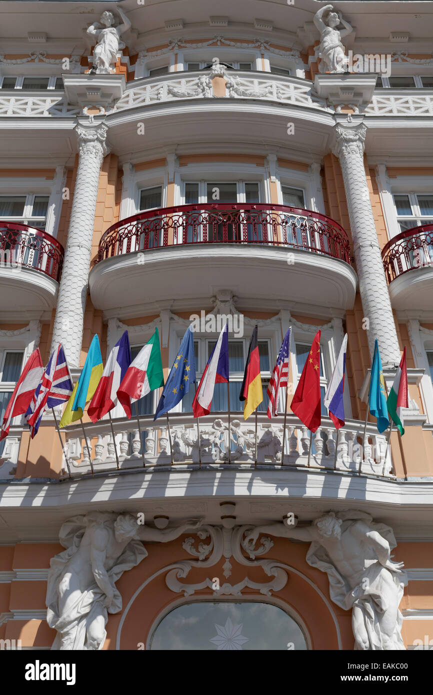 Bandiere internazionali su hotel Danubius Health Spa Resort, Hvězda-Skalník, Mariánské Lázně, Regione di Karlovy Vary, Boemia Foto Stock