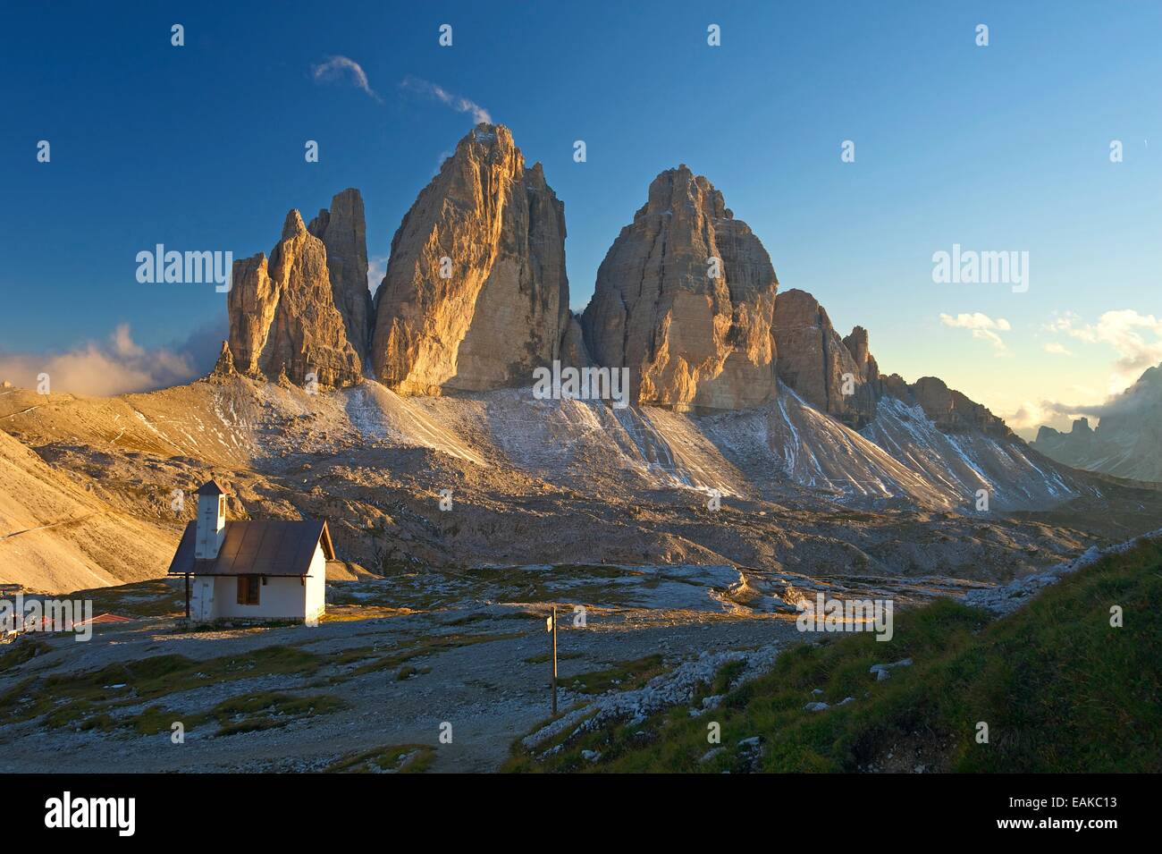 Cappella di Dreizinnenhuette o Tre Cime di Lavaredo rifugio alpino di fronte alla faccia del nord delle Tre Cime di Lavaredo, Sextner Dolomiten Foto Stock