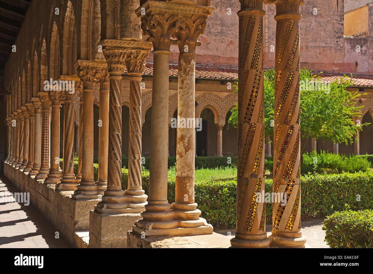 Ornato di colonne del chiostro, Cattedrale di Monreale o la Cattedrale di Santa Maria Nuova, Monreale, sicilia, Italia Foto Stock