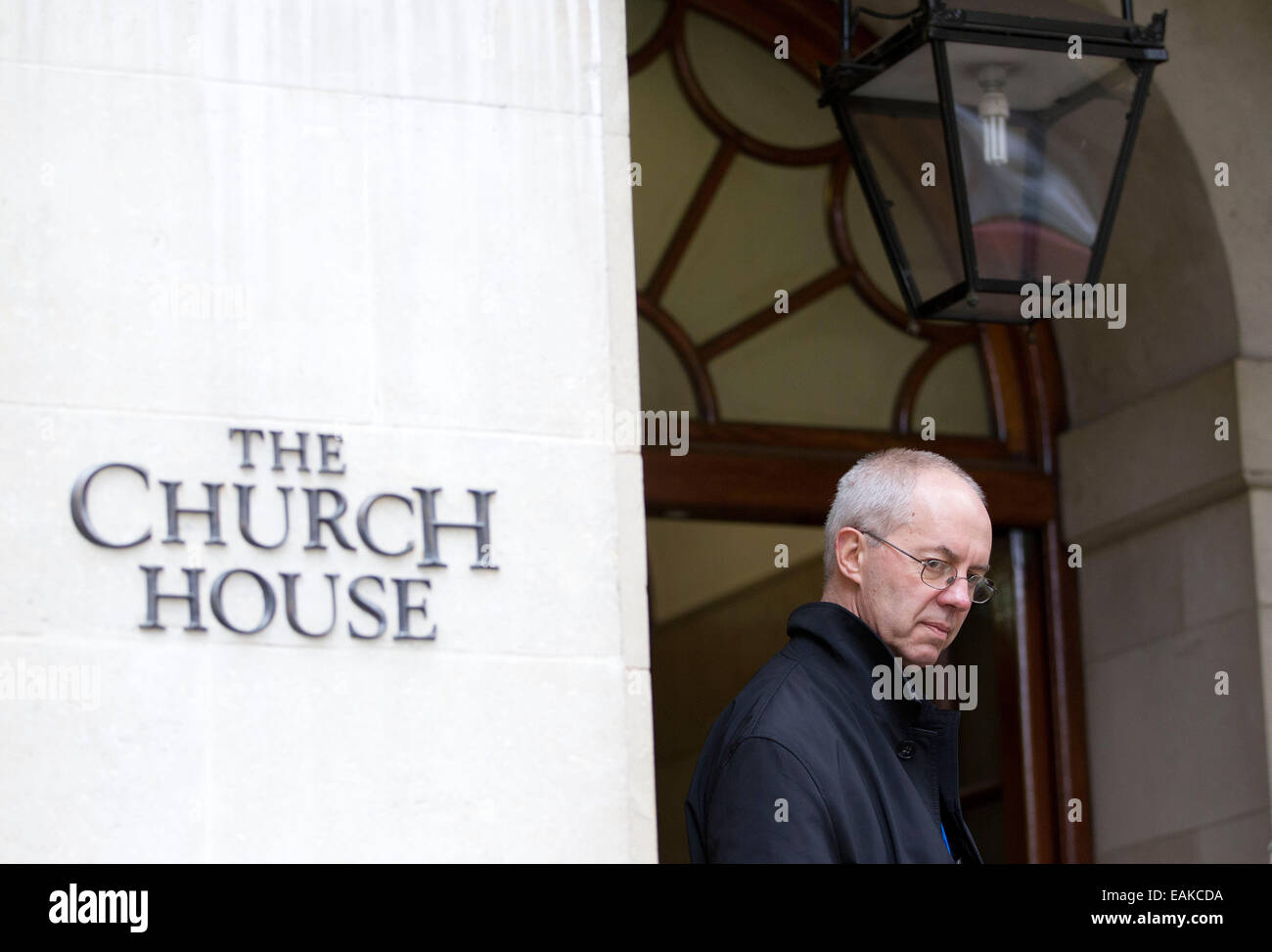 Il generale anglicano Sinodo, Church House, Londra, Inghilterra, Regno Unito. 17 Novembre, 2014. La figura mostra il Rev.do Justin Welby, Arcivescovo di Canterbury, arrivando al Sinodo Generale oggi è previsto per approvare una legislazione che consenta la donna ad essere nominato e scelto per gli alti posti nella Chiesa Anglicana.La mossa che arriva venti anni dopo la prima donna sacerdoti sono stati ordinati potrebbe vedere la prima donna vescovo nominato il prossimo anno. Credito: Jeff Gilbert/Alamy Live News Foto Stock