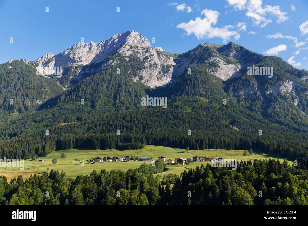 Insediamento di Wodmaier Plenge e di montagna, le Alpi Carniche, Lesachtal, Bezirk Hermagor, Kärnten, Austria Foto Stock