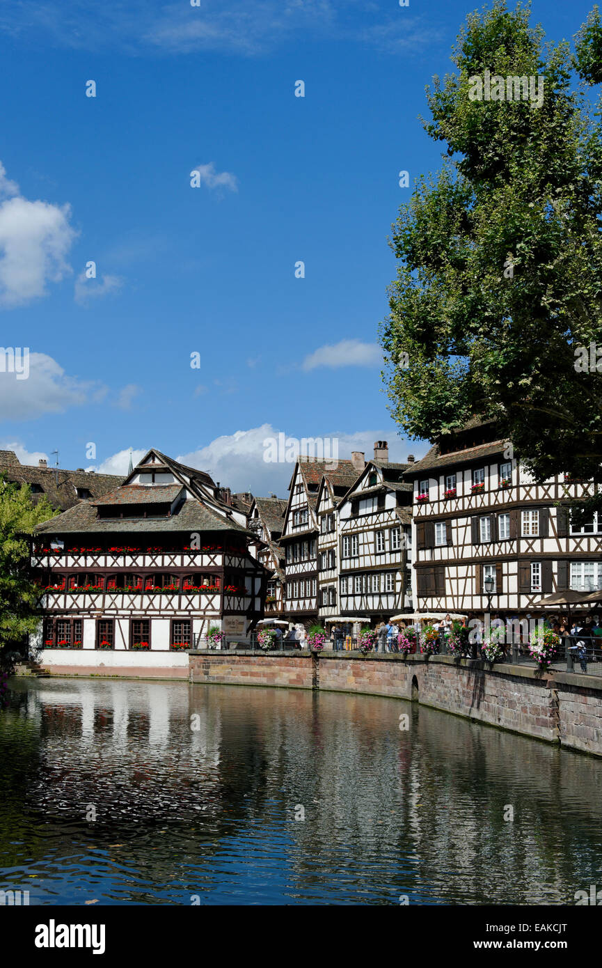 Quai des Moulins con l'L'Fiume Ill, Petite-France, Strasburgo, dipartimento Bas-Rhin, Alsazia, Francia Foto Stock