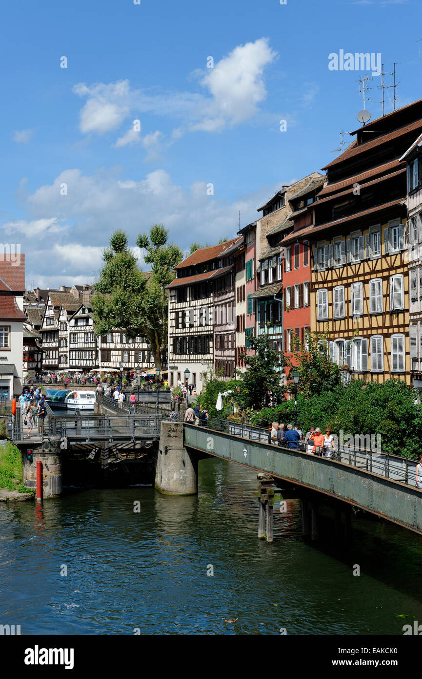 Vista dal Quai des Moulins con l'L'Fiume Ill, Petite-France, Strasburgo, dipartimento Bas-Rhin, Alsazia, Francia Foto Stock