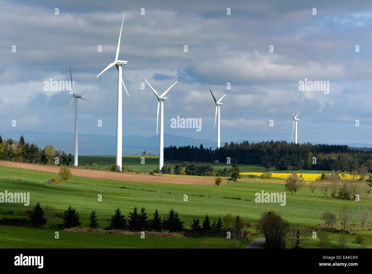 Turbina eolica sull'altopiano di Ally-Mercoeur, Haute Loire, Auvergne, Francia. Europa Foto Stock