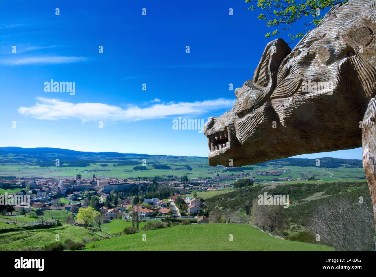 La scultura della bestia di Gevaudan, villaggio di Saugues, Gévaudan, Margeride mountain, Haute Loire, Auvergne Francia, Europa Foto Stock