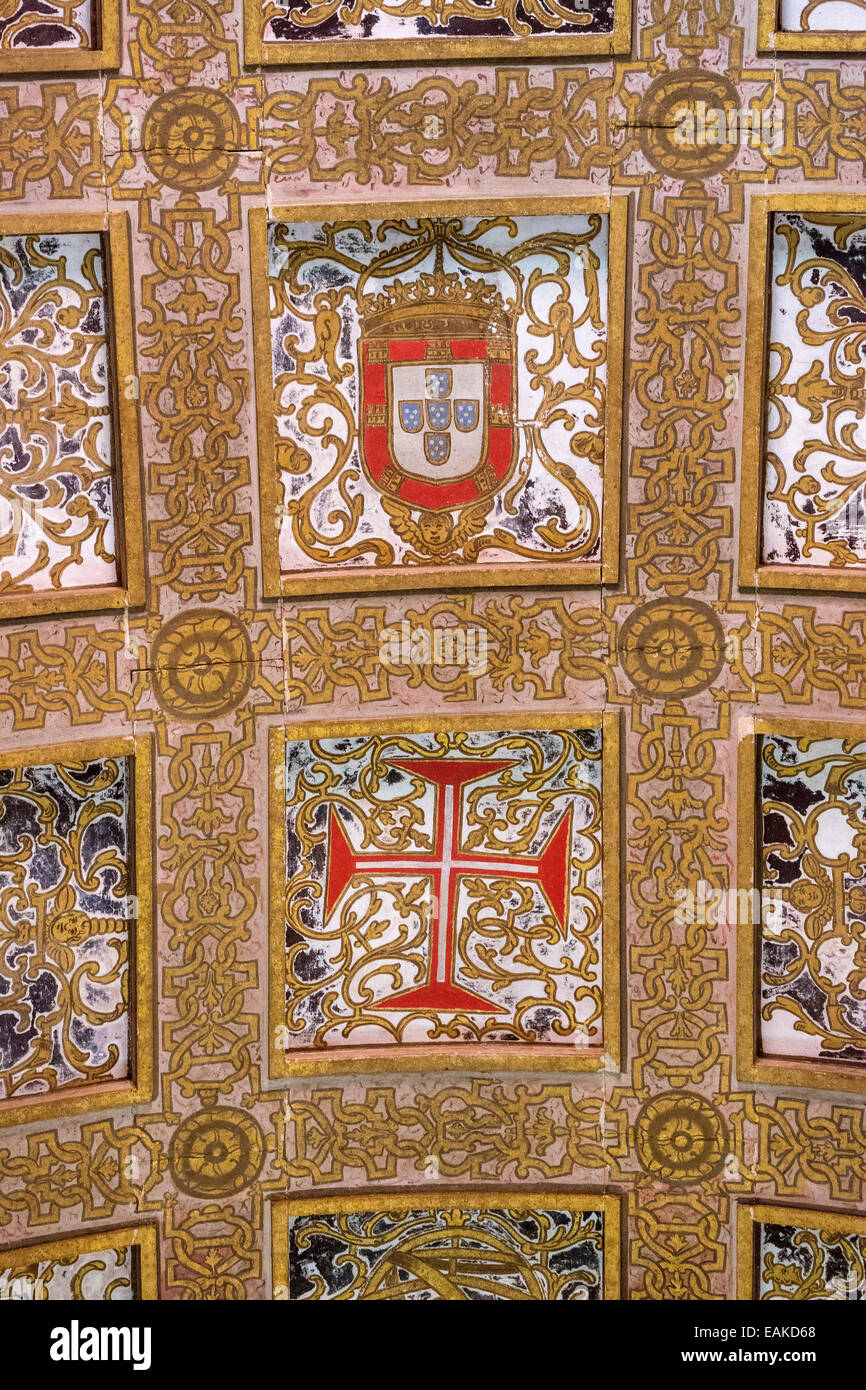 La sala con il soffitto a cassettoni e scherma storica del Portogallo, Convento de Cristo, Castello dei Cavalieri Templari, Patrimonio Mondiale Foto Stock
