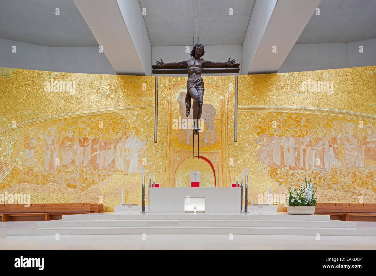 Interno della moderna Chiesa della Santissima Trinità o Igreja da Santissima Trindade, Cova da Iria, Fátima Foto Stock