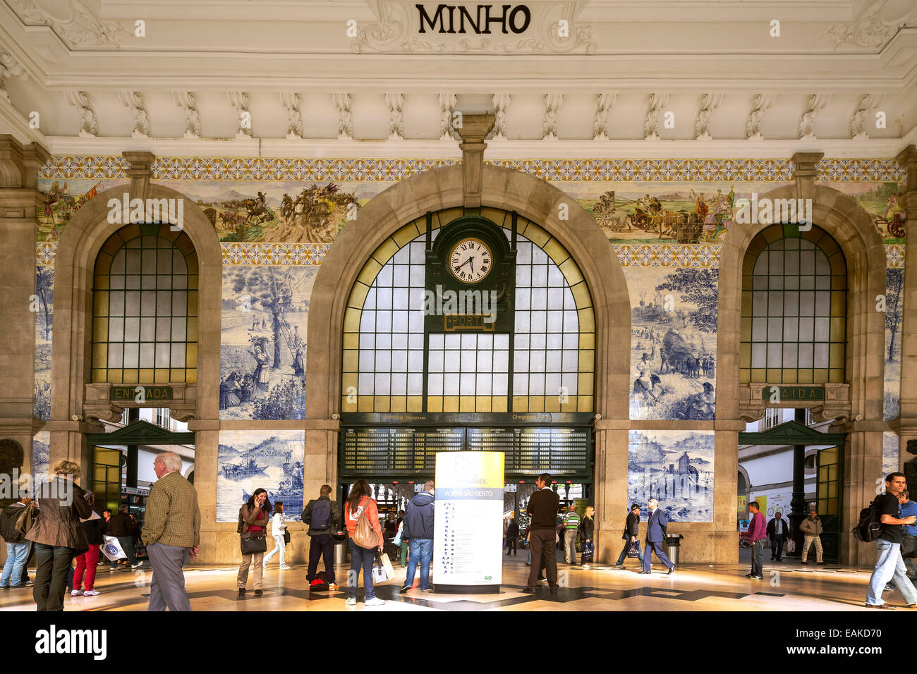 Alla Stazione Ferroviaria di Sao Bento, concourse con piastrelle Azulojos, Porto, Distretto di Porto, Portogallo Foto Stock