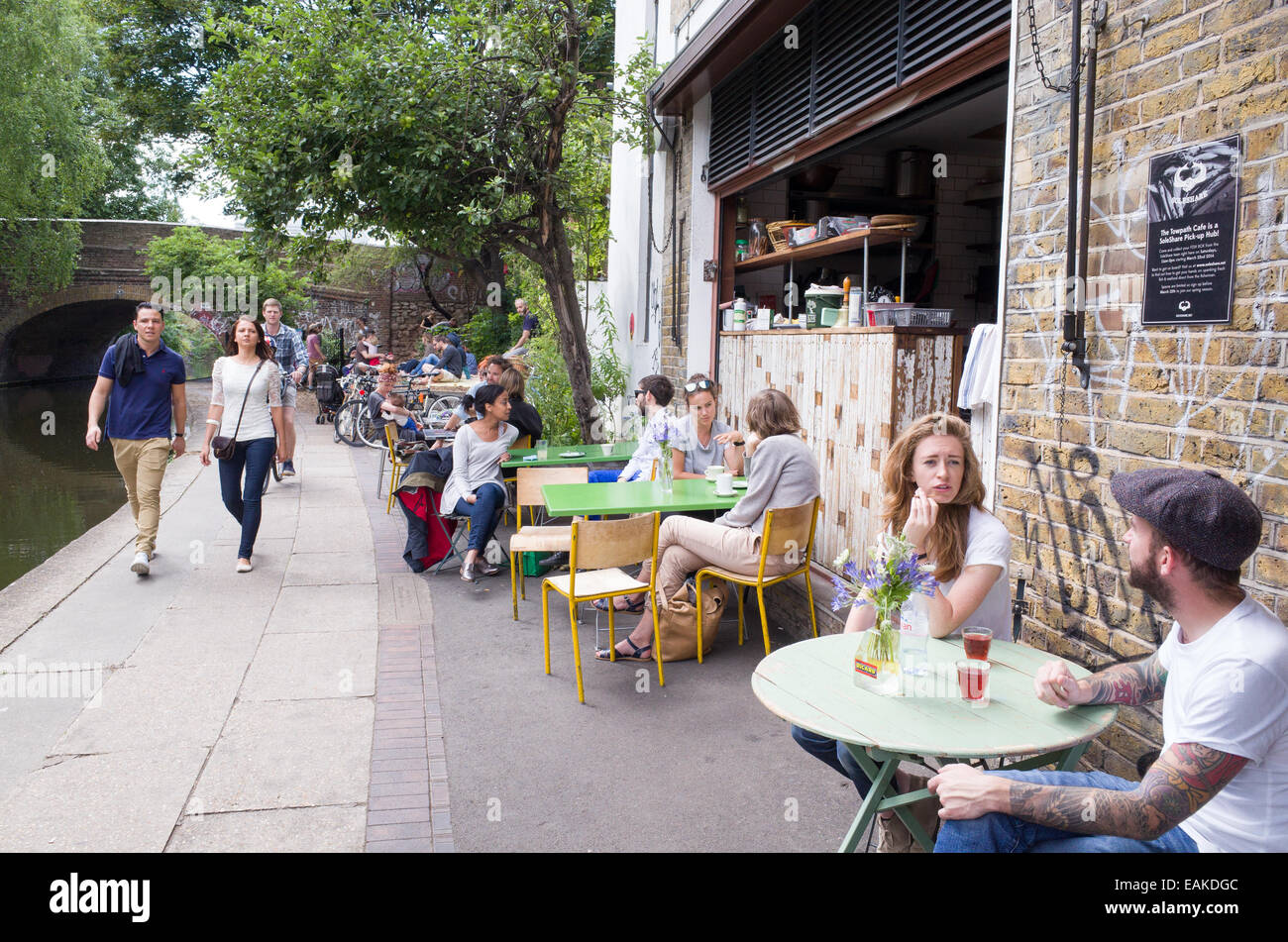 The Towpath Cafe on the Regent's Canal, Shoreditch, Hackney, Londra, Regno Unito Foto Stock