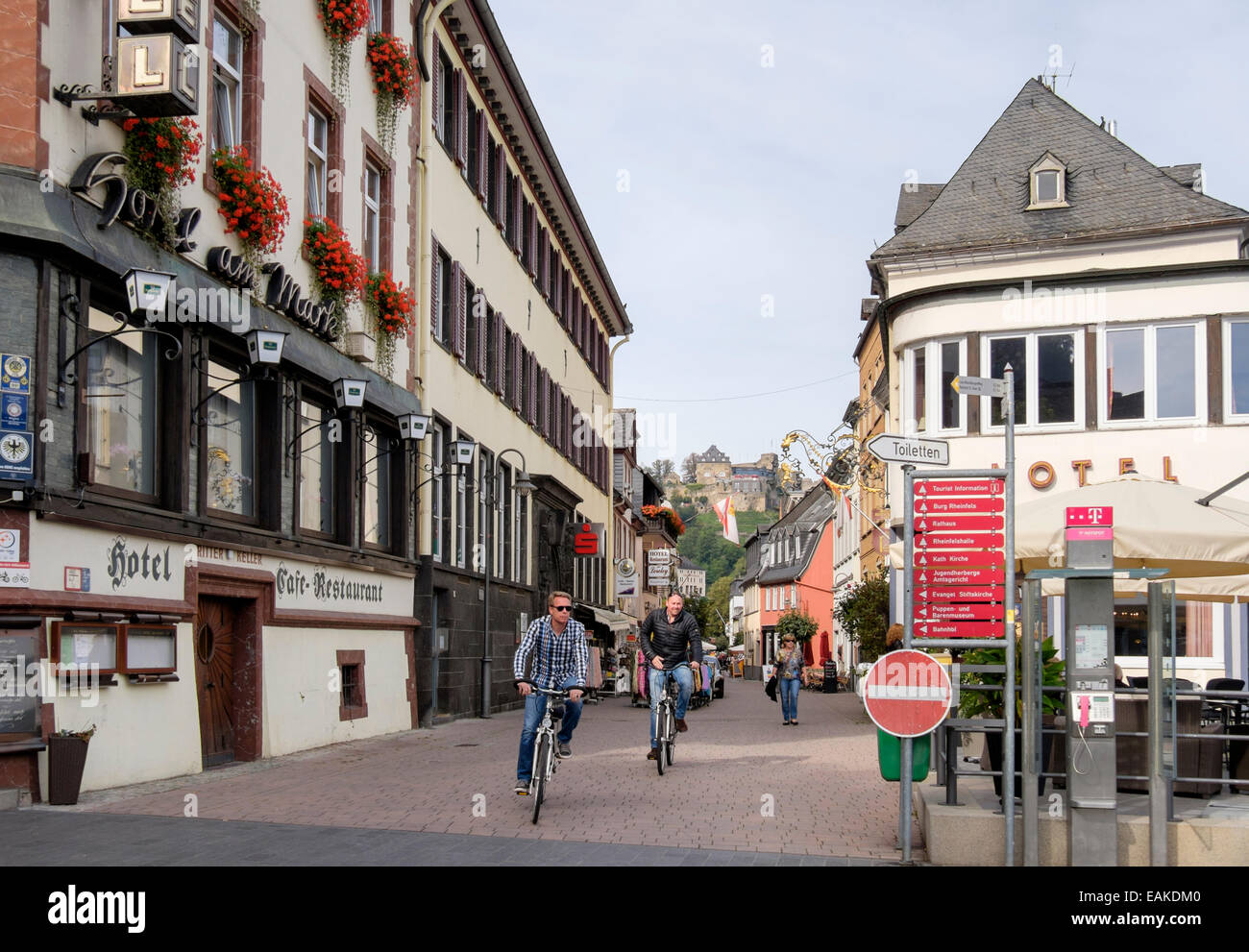 Scena di strada con hotel nella città vecchia di Sankt Goar, Renania-Palatinato, Germania, Europa. Foto Stock