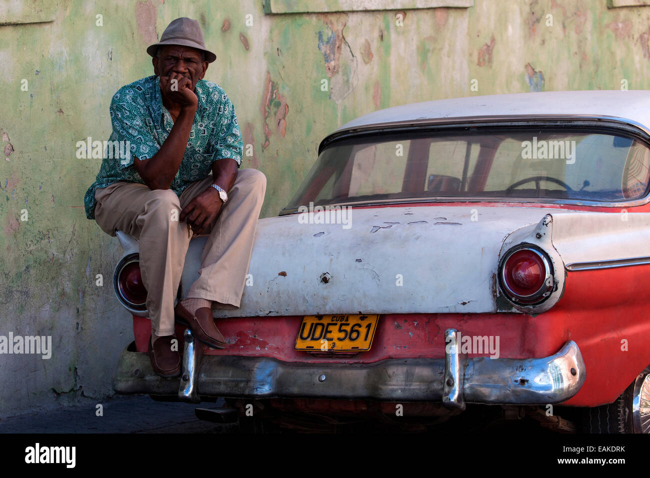 Taxi cubano driver con il suo taxi vintage, Santiago de Cuba, Cuba Foto Stock