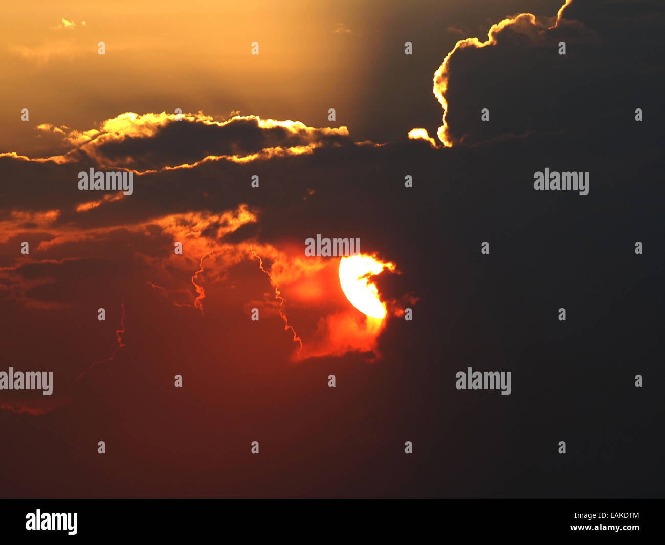 Sunset / sunrise con nuvole, raggi di luce e altri effetti atmosferici Foto Stock