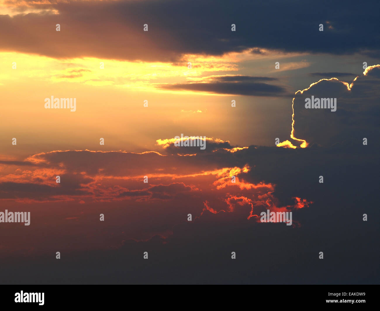 Sunset / sunrise con nuvole, raggi di luce e altri effetti atmosferici Foto Stock