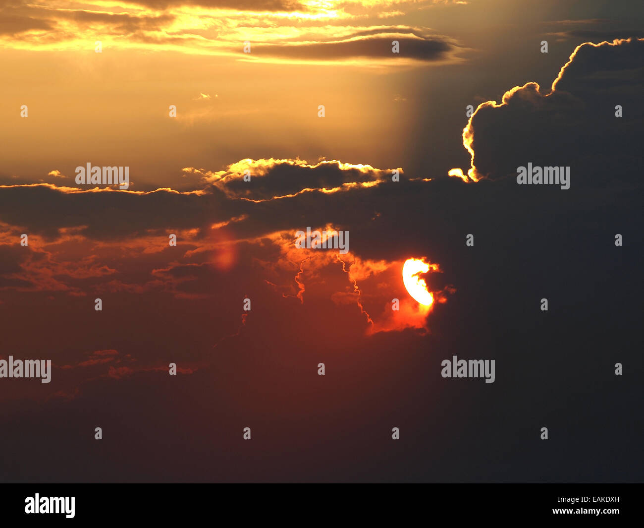 Sunset / sunrise con nuvole, raggi di luce e altri effetti atmosferici Foto Stock