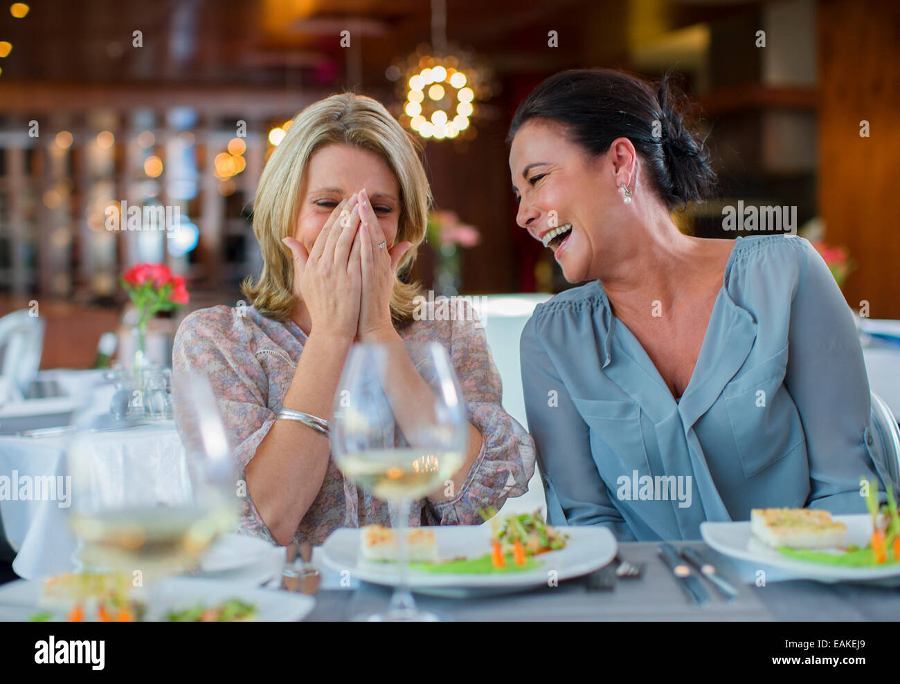 Due donne mature ridere in ristorante Foto Stock