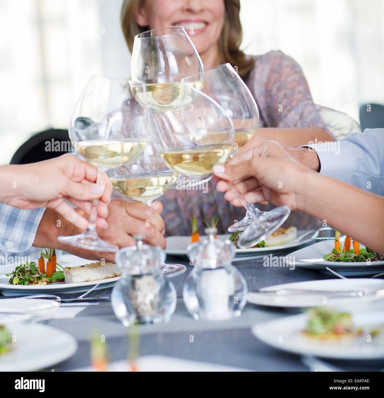 La gente la tostatura con vino bianco nel ristorante Foto Stock