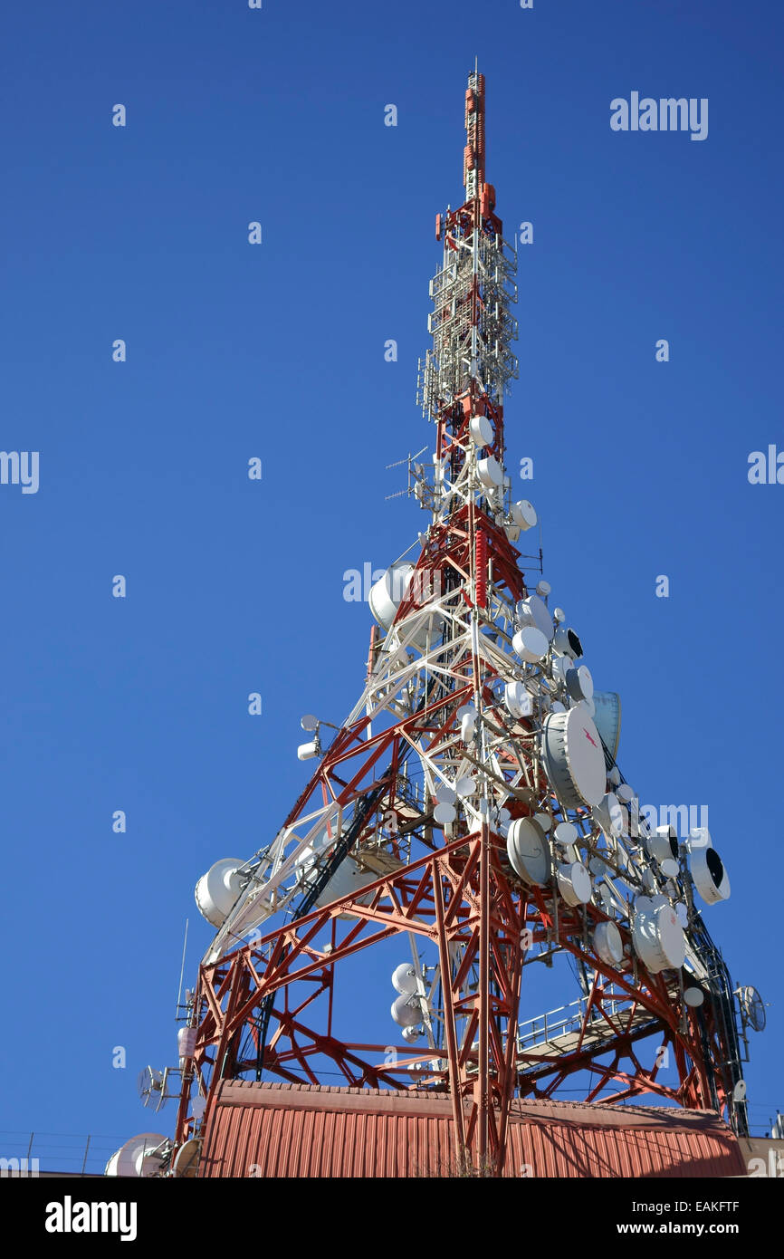 Montante di comunicazioni, antenne, le antenne al di sopra di Mijas, Costa del Sol, provincia di Malaga, Spagna. Foto Stock