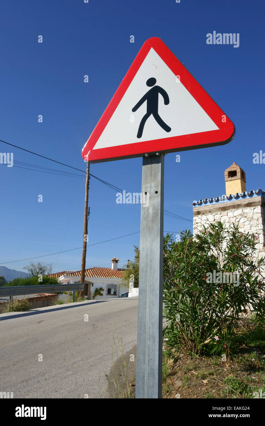 Segno per i pedoni a camminare lungo la strada. Spagna. Foto Stock